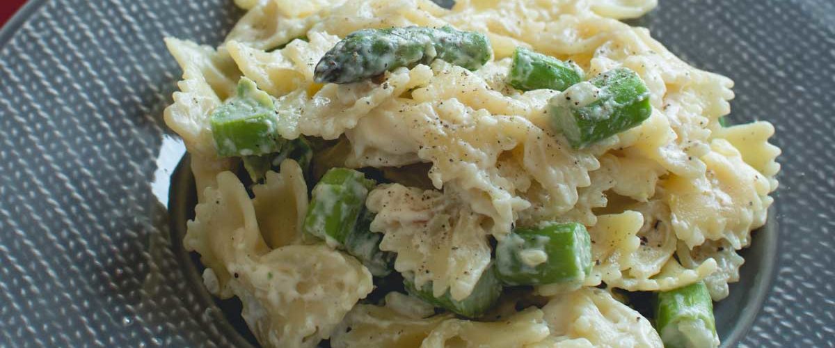 Pasta farfalle with asparagus and cheese sauce