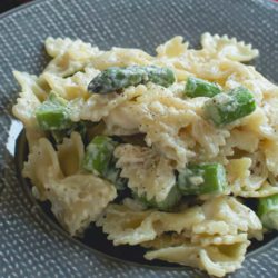 Pasta farfalle with asparagus and cheese sauce